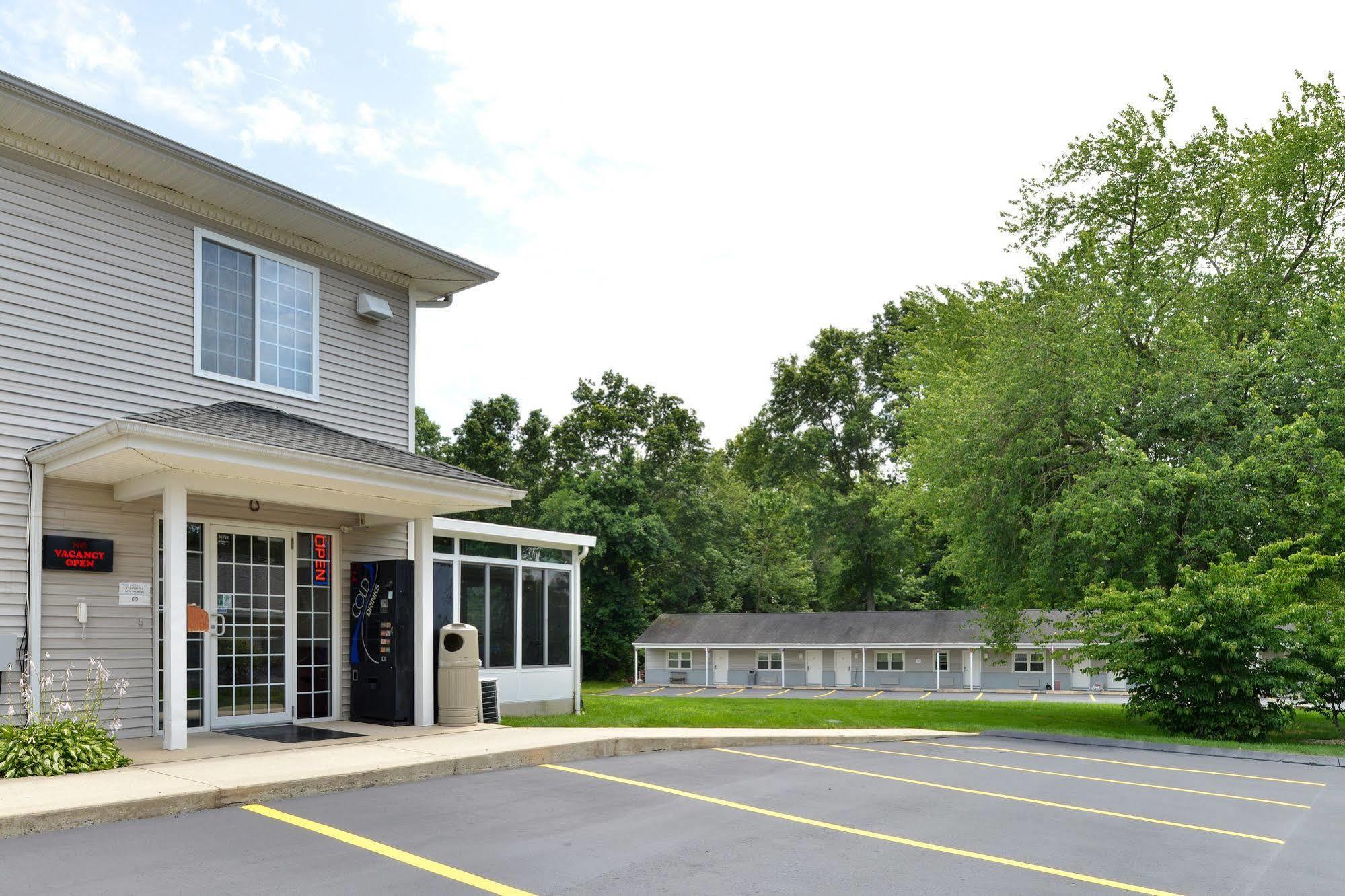 Tower Inn And Suites Of Guilford / Madison Exterior photo